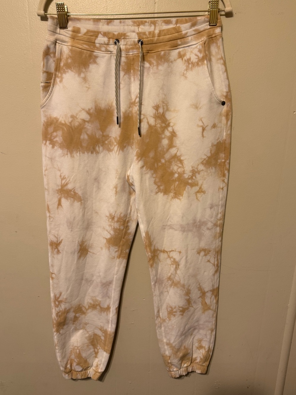 Vuori Women’s Tie-Dye Jogger Pants - Cream & Tan